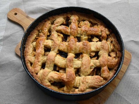 Een grootmoeders appeltaart die straks omwikkeld wordt met vershoudfolie en daarna in een taartdoos wordt ingevroren.