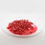 Een schaaltje met granaatappelpitjes en een beetje sap, om ingevroren te worden.