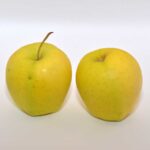 2 Golden Delicious liggen klaar om schoongemaakt en ingevroren te worden.