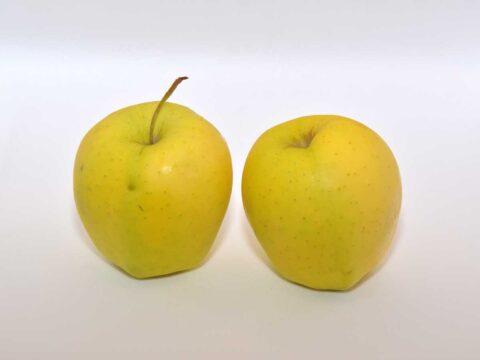 2 Golden Delicious liggen klaar om schoongemaakt en ingevroren te worden.