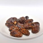 Gedroogde megjoul dadels op een wit schaaltje.