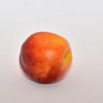 1 mooie verse en rijpe nectarine, klaar om in te vriezen.