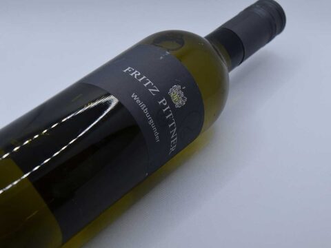 Een hele fles witte wijn, een Weißburgunder.
