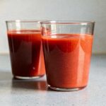 2 glazen vers gemaakt tomatenspa, klaar om ingevroren te worden.