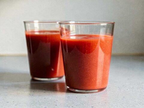 2 glazen vers gemaakt tomatenspa, klaar om ingevroren te worden.