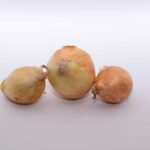 3 ongeschilde uien, voldoende om in te vriezen.