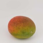 Schillen, pit verwijderen en in blokjes snijden. Dan gaat deze mango de vriezer in.